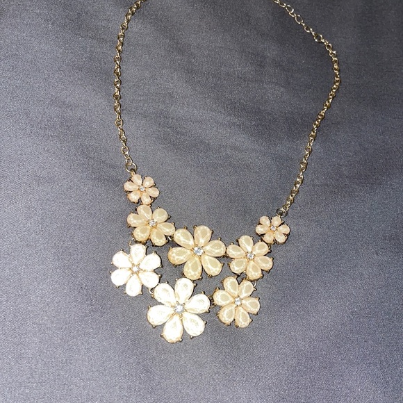 🛍️5 for $20🛍️ Flower Necklace - Picture 2 of 4